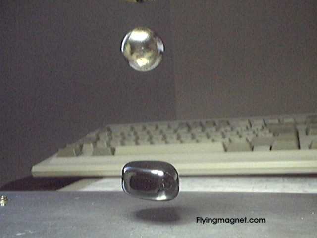 L�vitation magn�tique de 2 aimants superpos�s & li�s par leurs champs magn�tiques